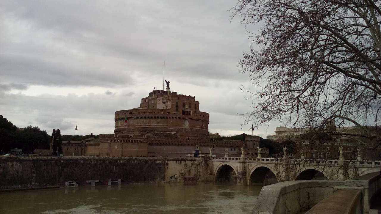 Замъкът на Свети Анджело в облачен ден онлайн пъзел