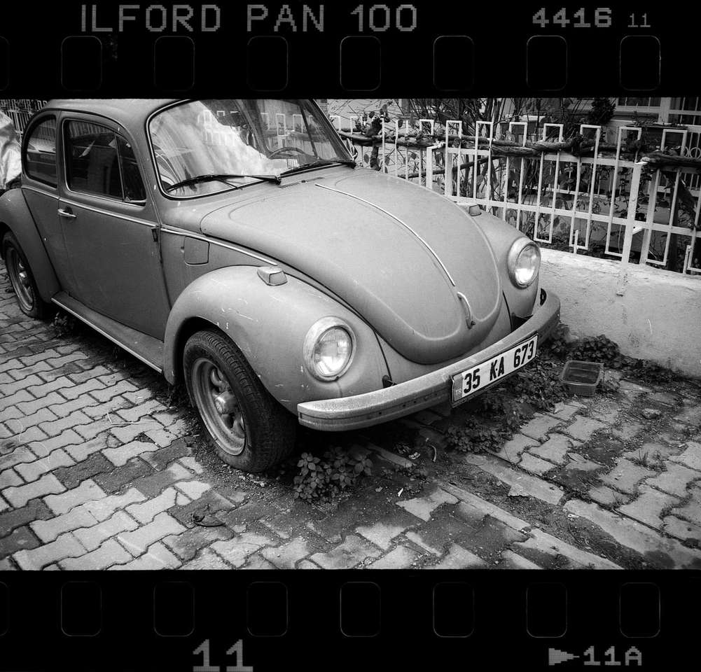 szürkés árnyalatú fotó vintage autó kirakós online