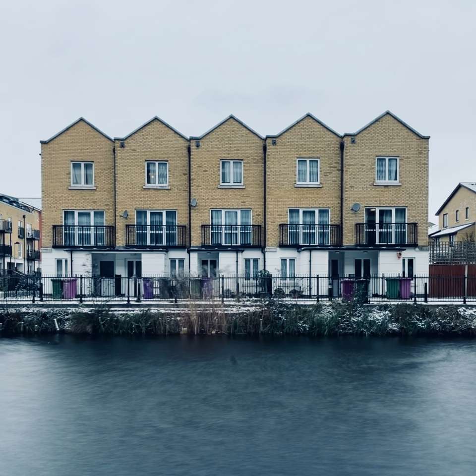 bruin en wit betonnen gebouw in de buurt van waterlichaam online puzzel