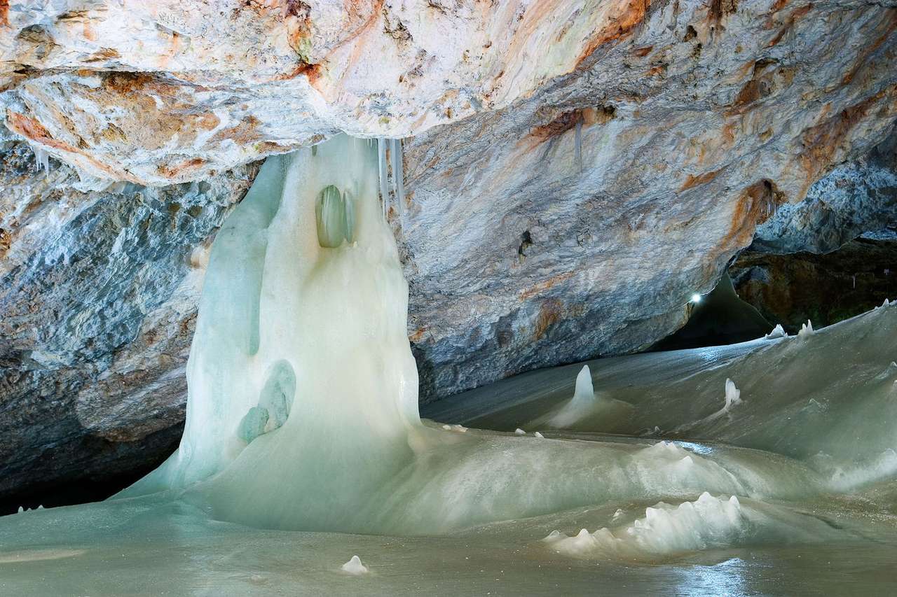 Национальный парк Ледяная пещера в Словакии пазл онлайн
