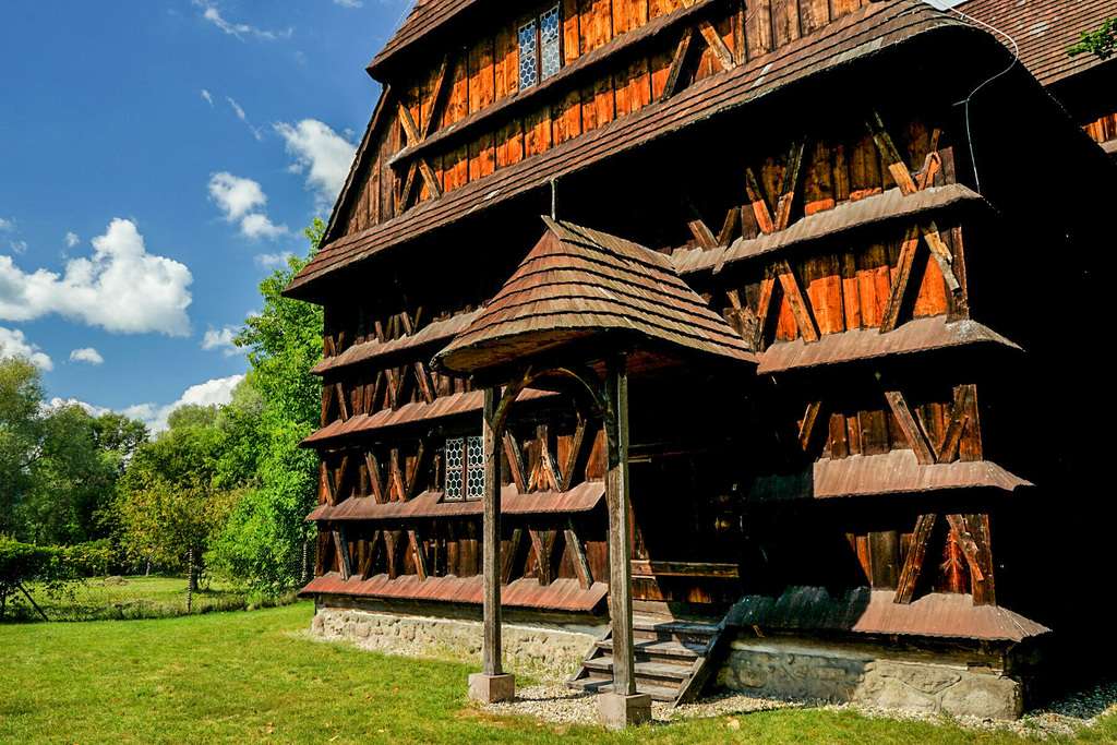 Entrada lateral de igreja de madeira na Eslováquia puzzle online