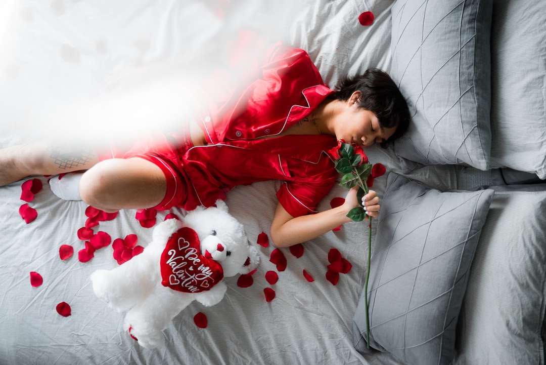 fille en t-shirt rouge allongé sur le lit puzzle en ligne