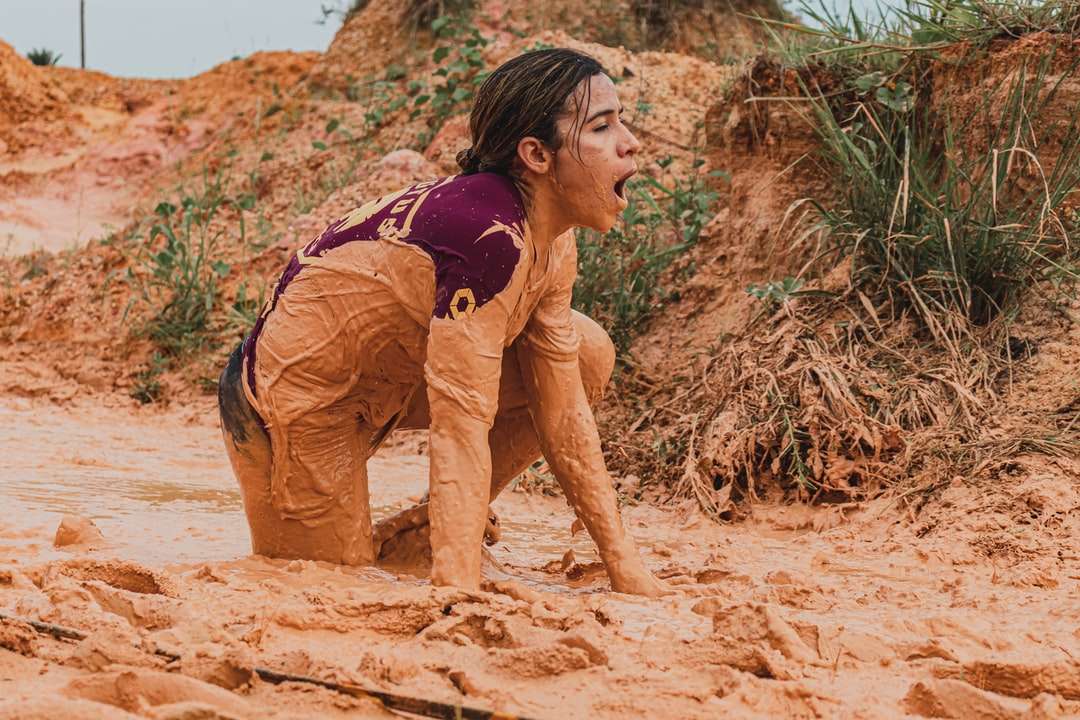 vrouw in bruine broek zittend op bruin zand overdag legpuzzel online