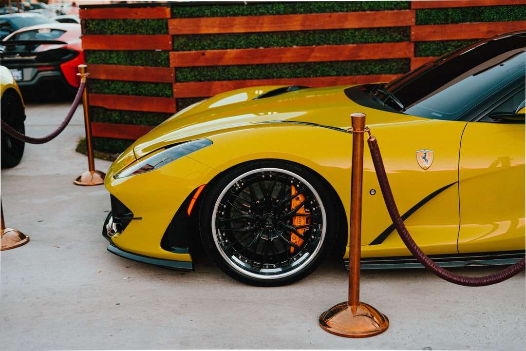 желтый ferrari 458 italia припаркован у кирпичной стены пазл онлайн