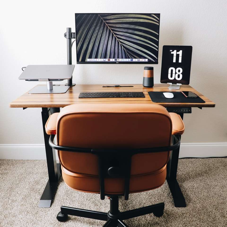 черный монитор компьютера с плоским экраном на коричневом деревянном столе онлайн-пазл