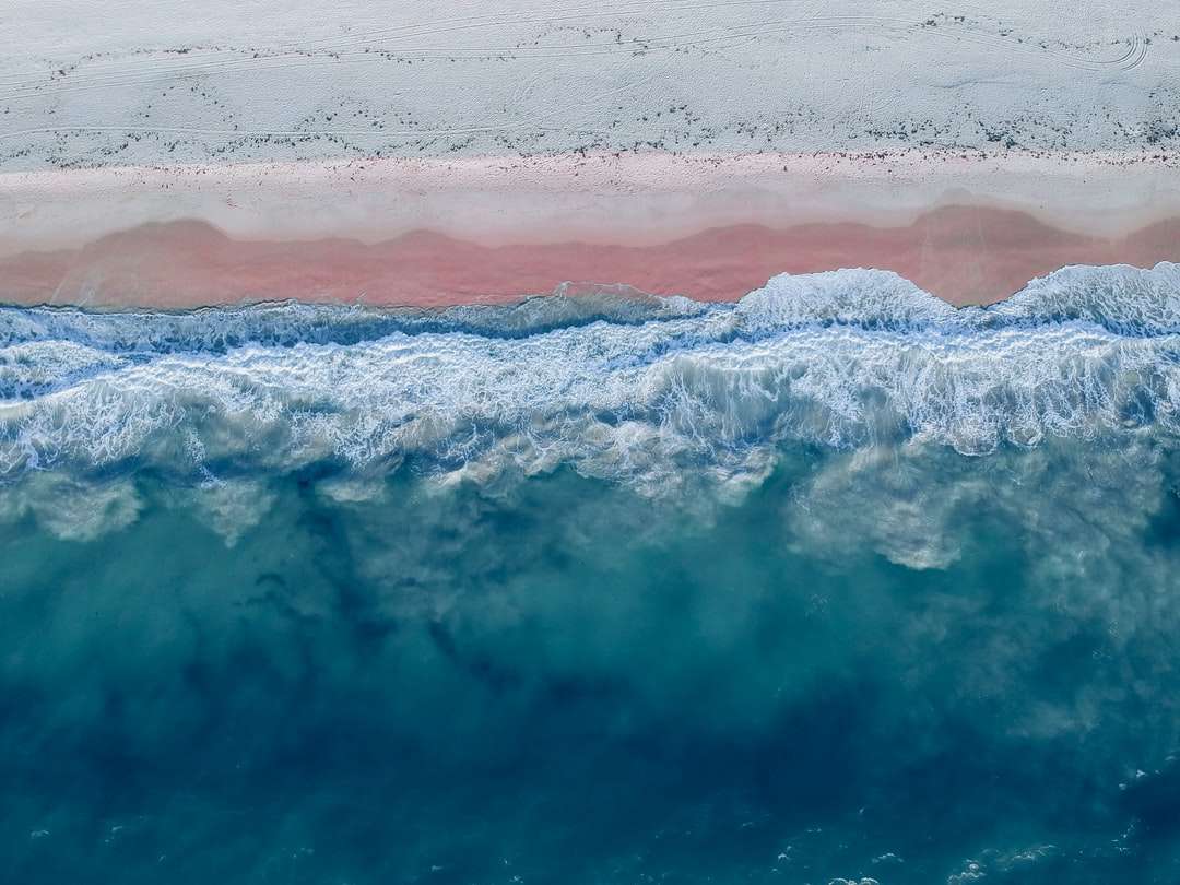 океански вълни, разбиващи се на брега през деня онлайн пъзел