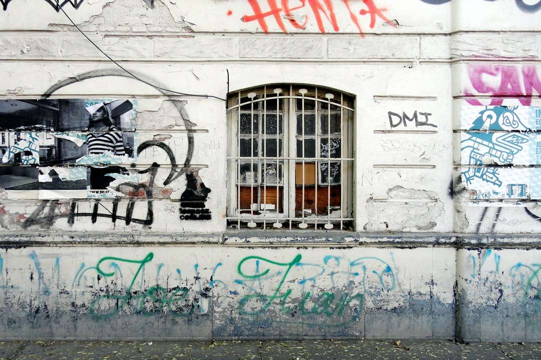 černý motocykl zaparkovaný vedle bílé zdi online puzzle