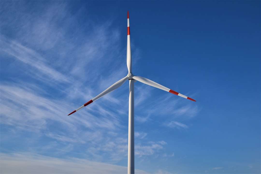 witte windturbine onder blauwe hemel overdag legpuzzel online