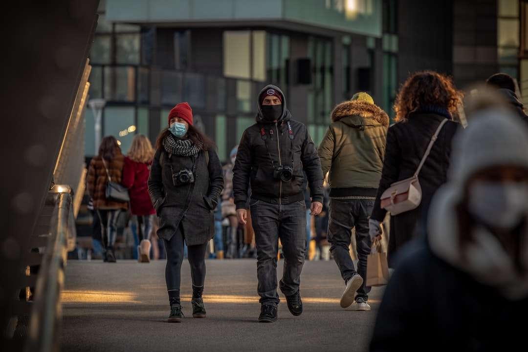 άτομα που περπατούν στο δρόμο κατά τη διάρκεια της ημέρας online παζλ