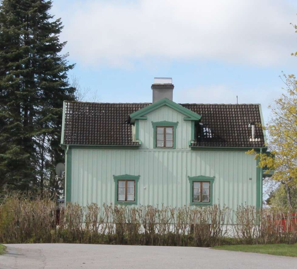 Small green villa in Säter online puzzle