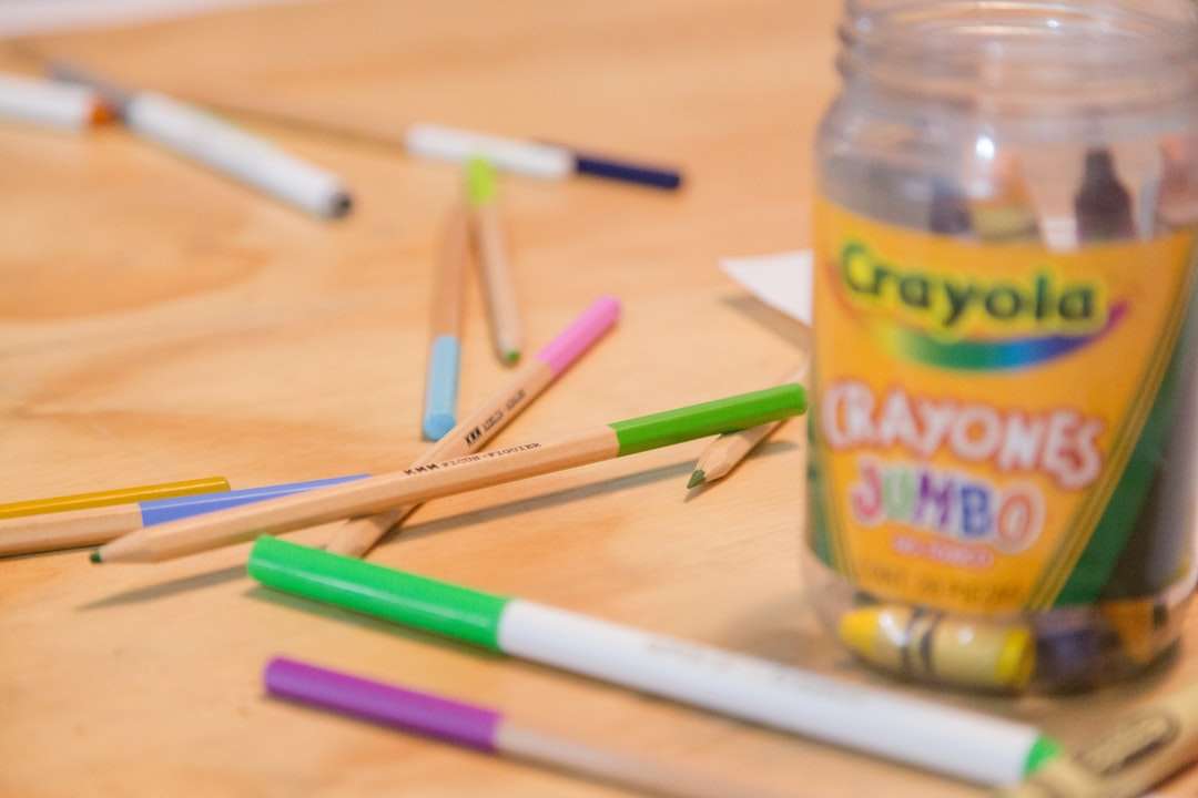 Bouteille de limonade UNK à côté d'un stylo vert et violet puzzle en ligne