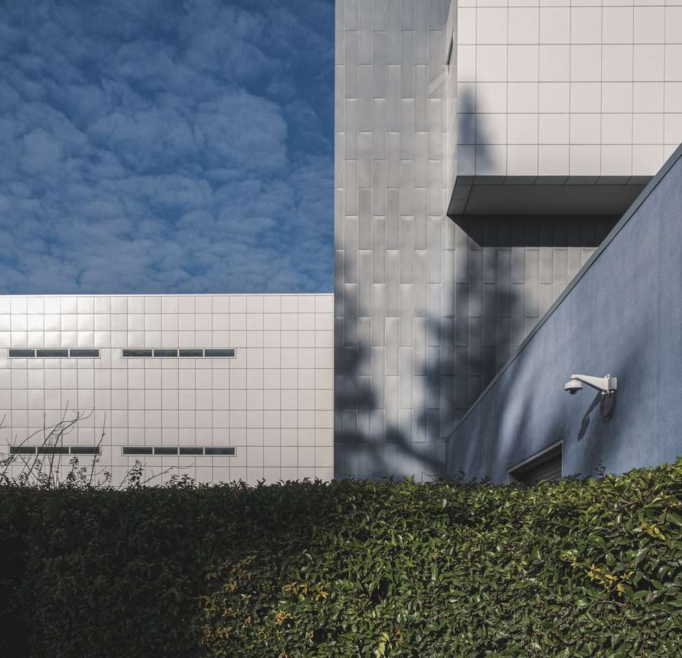 bílá betonová budova pod modrou oblohou během dne skládačky online
