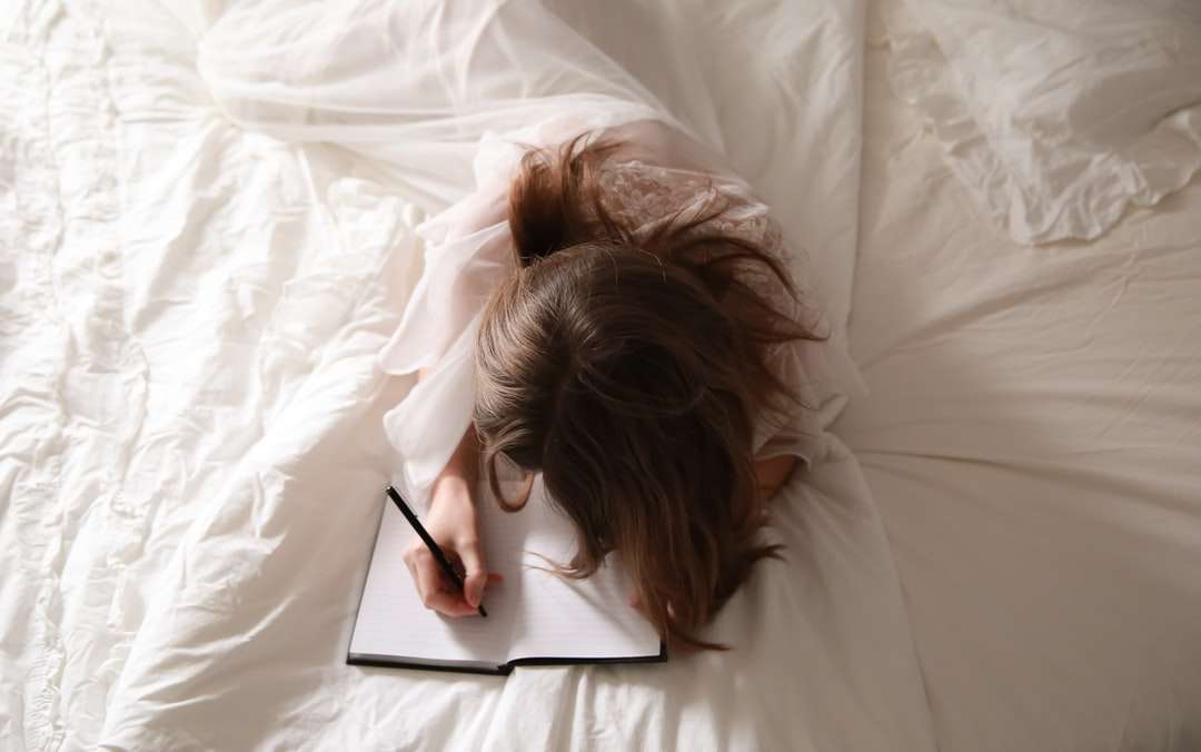 γυναίκα ξαπλωμένη στο λευκό κρεβάτι online παζλ