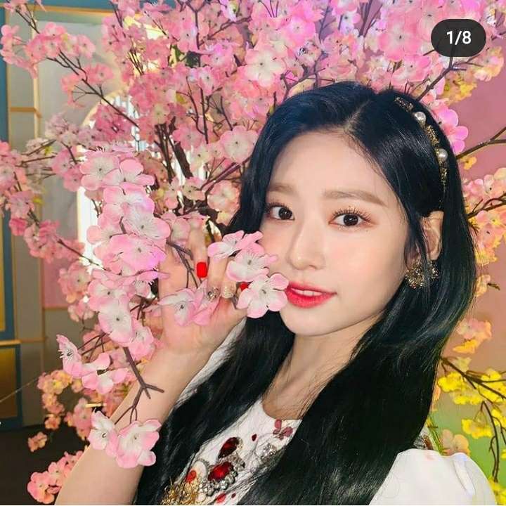 Minju with flowers online puzzle