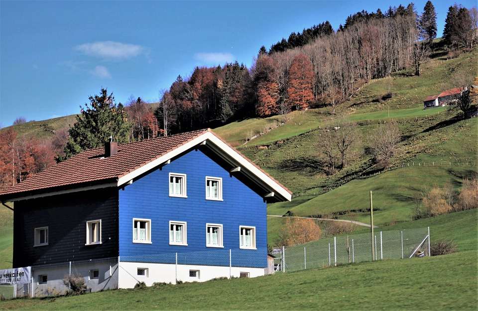 grande casa azul nas montanhas puzzle online