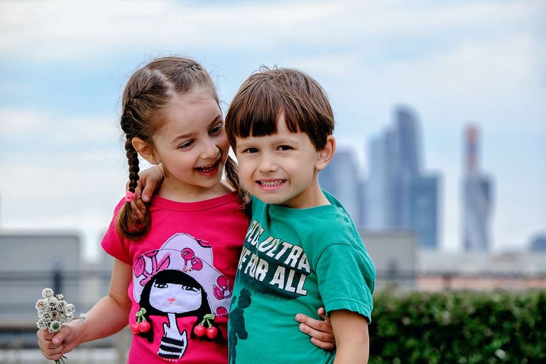 2 filles en t-shirt à col rond vert puzzle en ligne