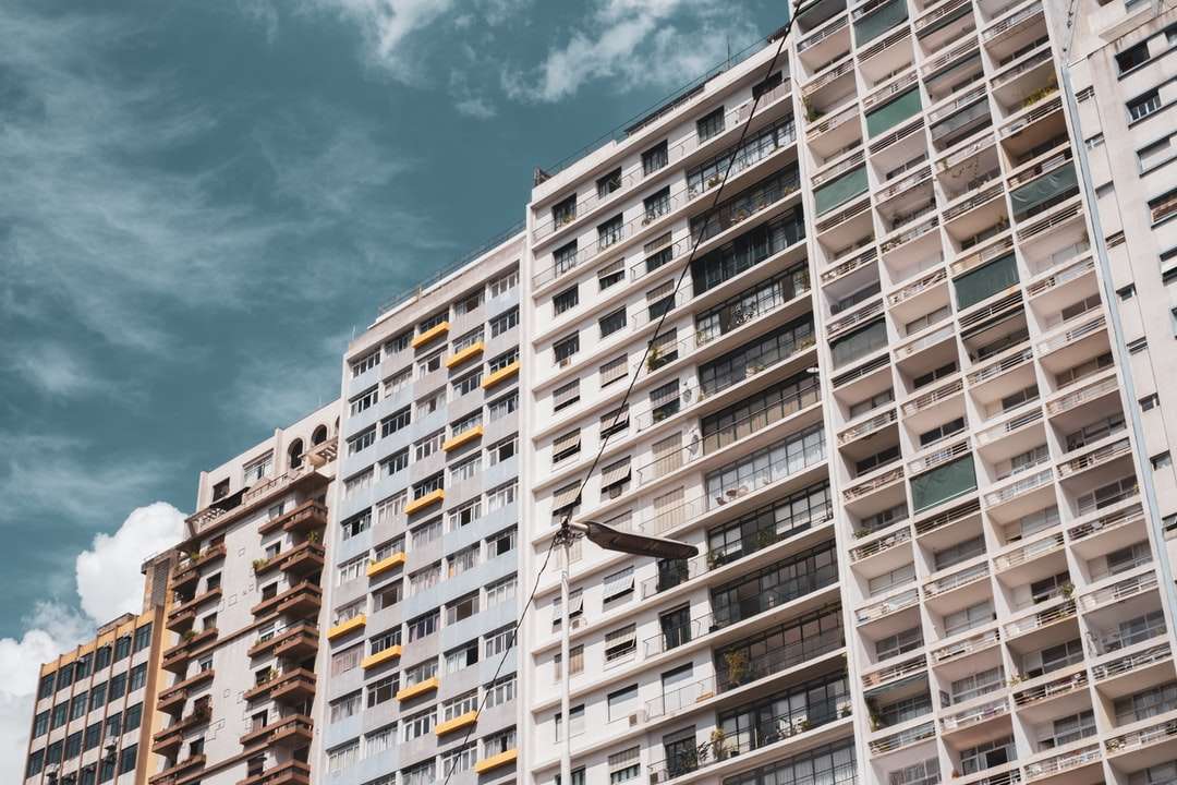 fehér és barna beton épület kék ég alatt kirakós online
