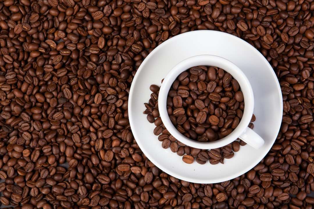 bruine koffiebonen op witte ceramische mok online puzzel