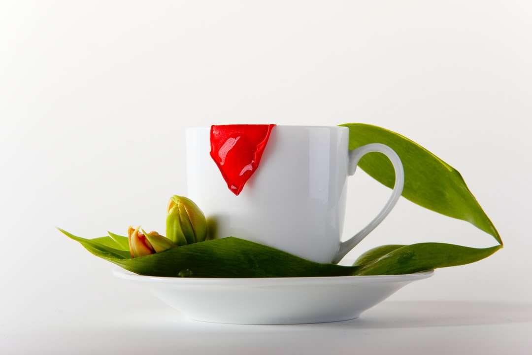 tazza in ceramica bianca e rossa sul piattino in ceramica bianca puzzle online