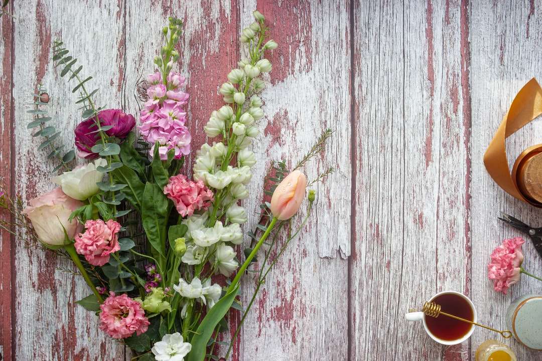 ροζ λουλούδι σε γκρι ξύλινη σανίδα online παζλ