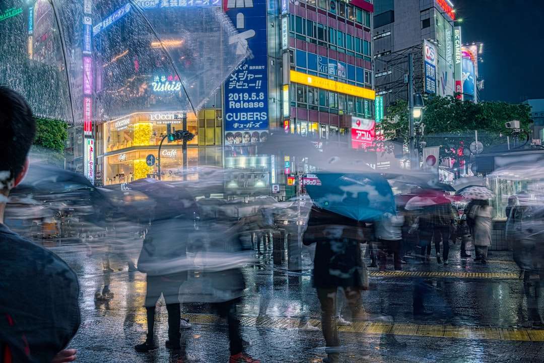 osoba v černém saku drží deštník na chodníku online puzzle