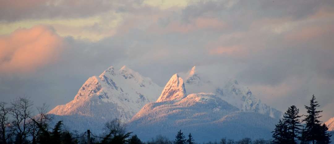 besneeuwde berg onder bewolkte hemel overdag online puzzel