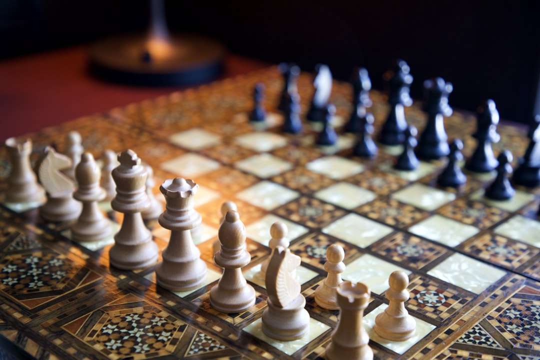 peças de xadrez branco no tabuleiro de xadrez puzzle online