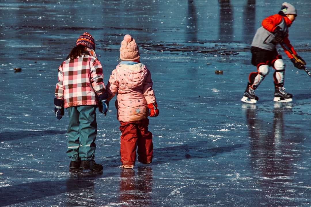 2 copii în sacou roșu și alb mergând pe drum umed puzzle online