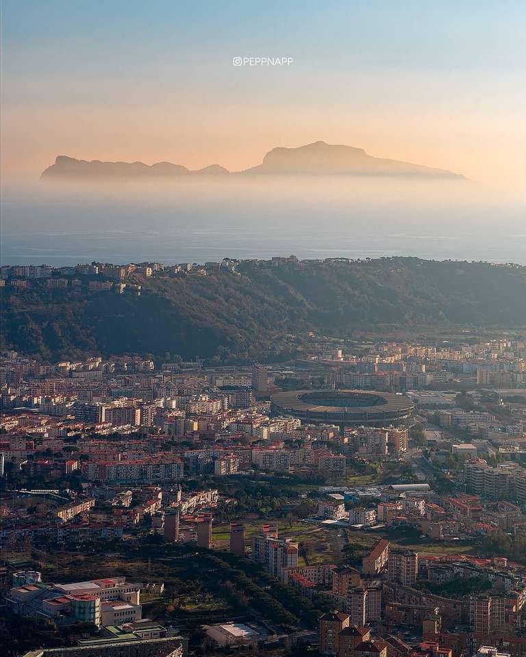 Misty Capri von Neapel-Italien aus gesehen Online-Puzzle