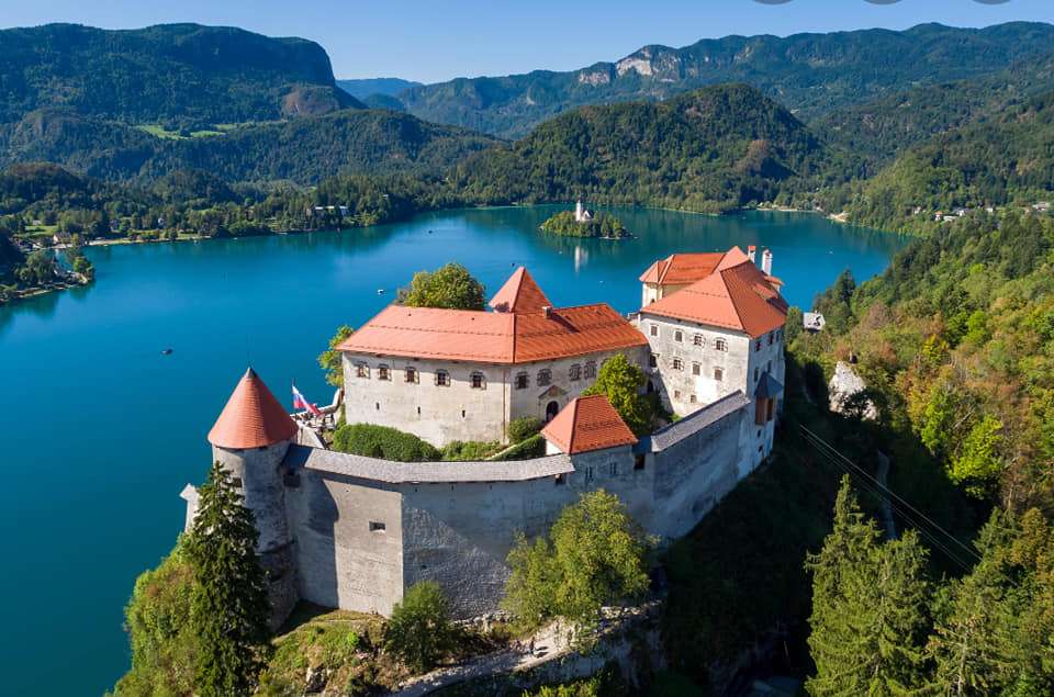 lago Bled y el castillo más antiguo de Eslovenia rompecabezas en línea