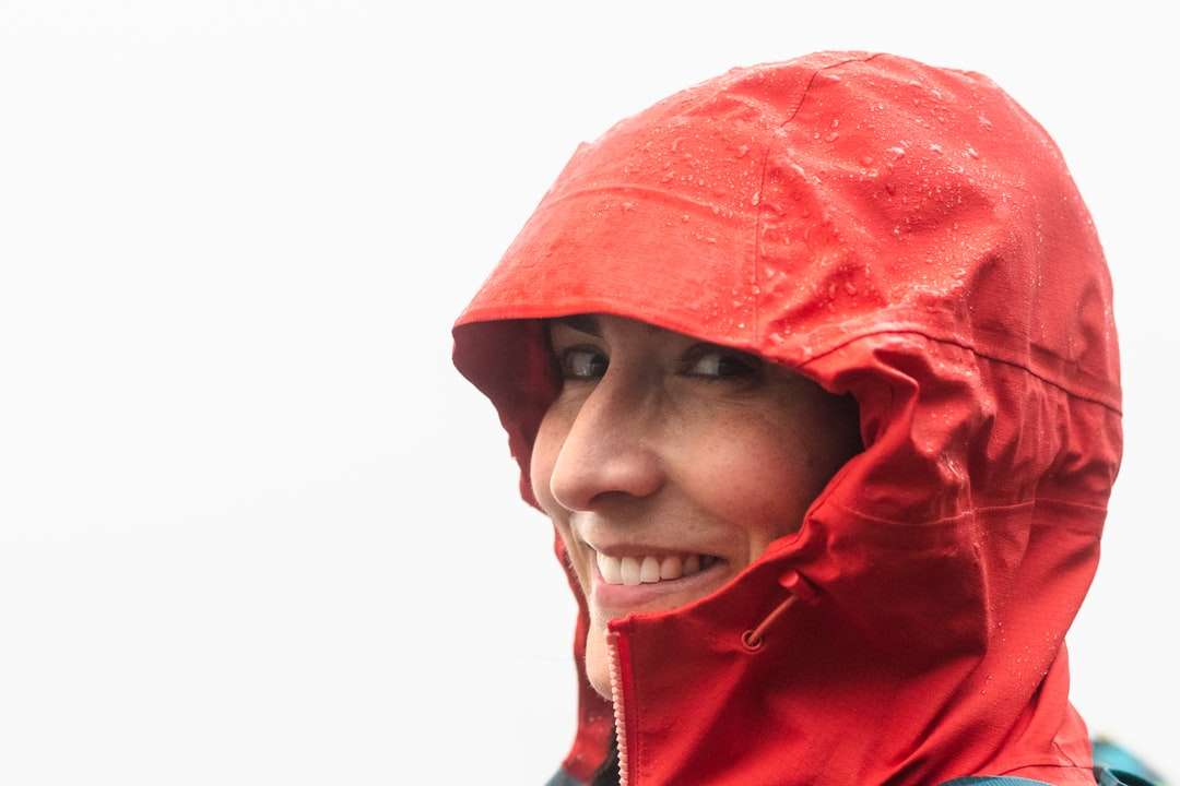 自撮り写真を撮る赤いパーカーの女性 ジグソーパズルオンライン