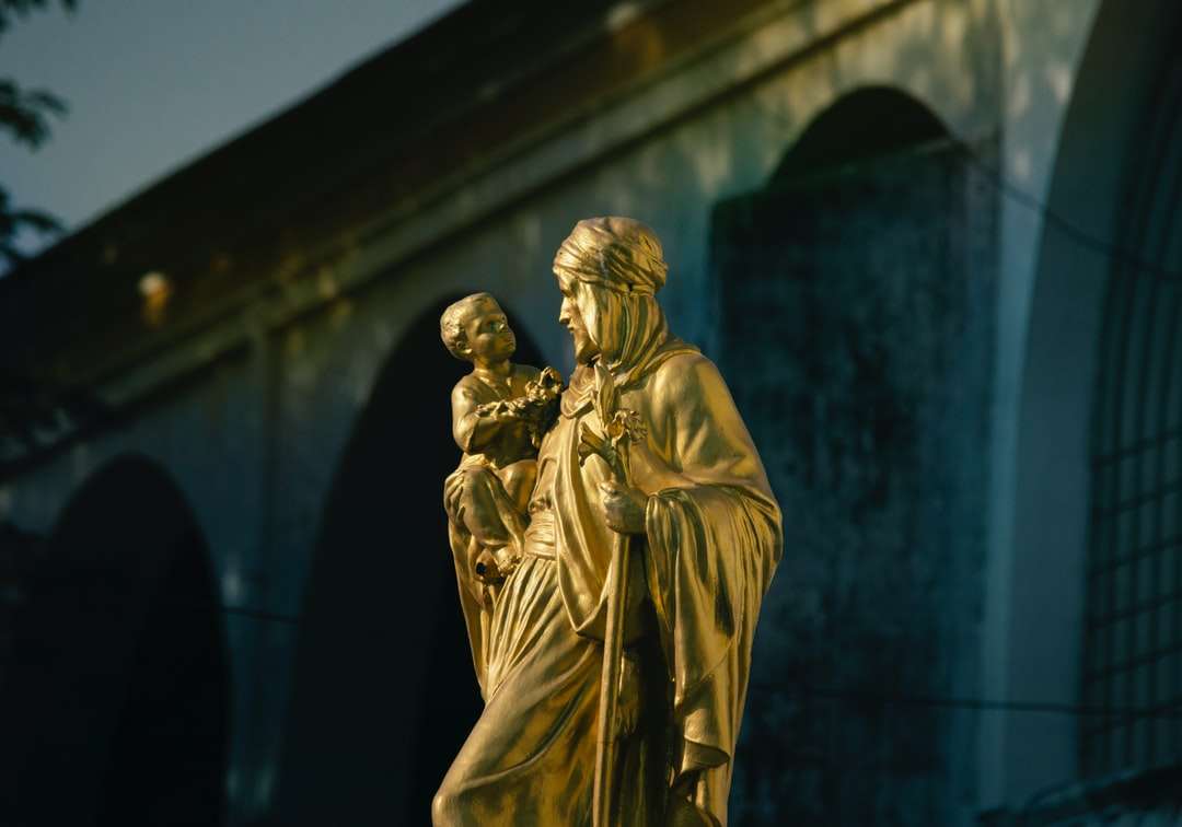 statua d'oro di un uomo puzzle online