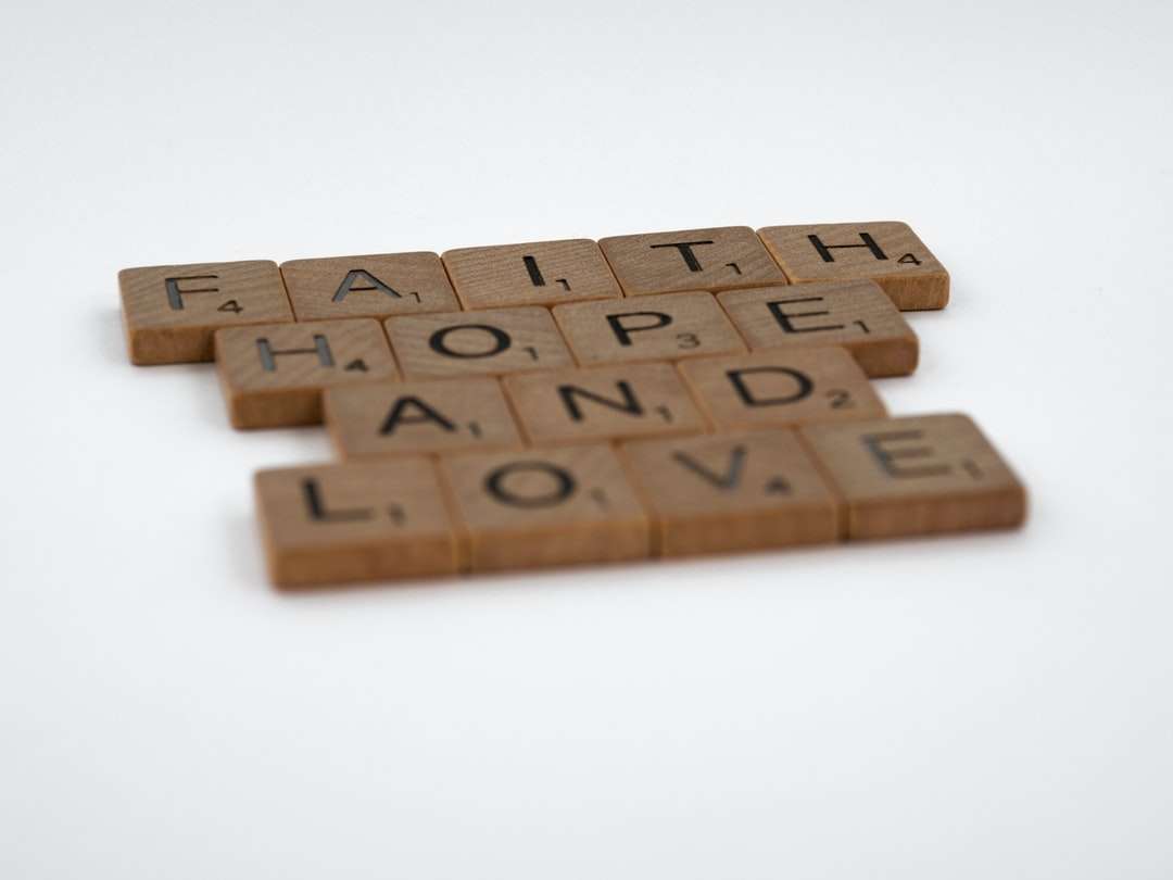 bruine houten puzzelblokken op wit oppervlak online puzzel