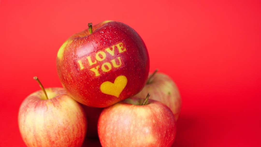 červená a žlutá jablka na růžovém povrchu skládačky online