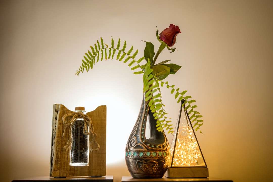 vörös rózsa, fekete vázában a barna fából készült asztal kirakós online