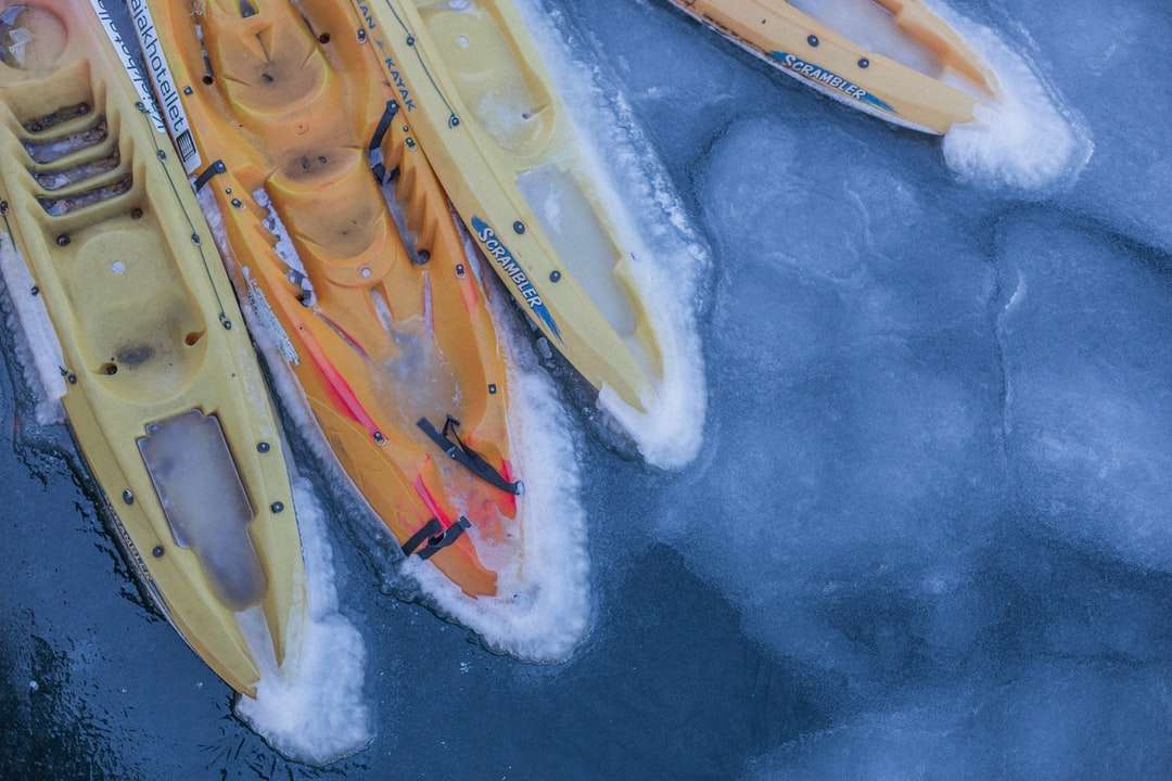 kayak amarillo sobre agua azul rompecabezas en línea