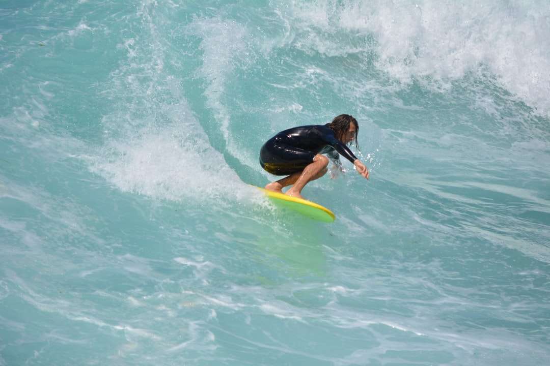 昼間に海の波でサーフィンする男 オンラインパズル