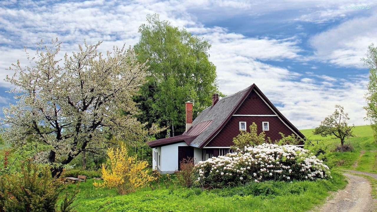 Polnisches Dorf im Frühjahr Online-Puzzle