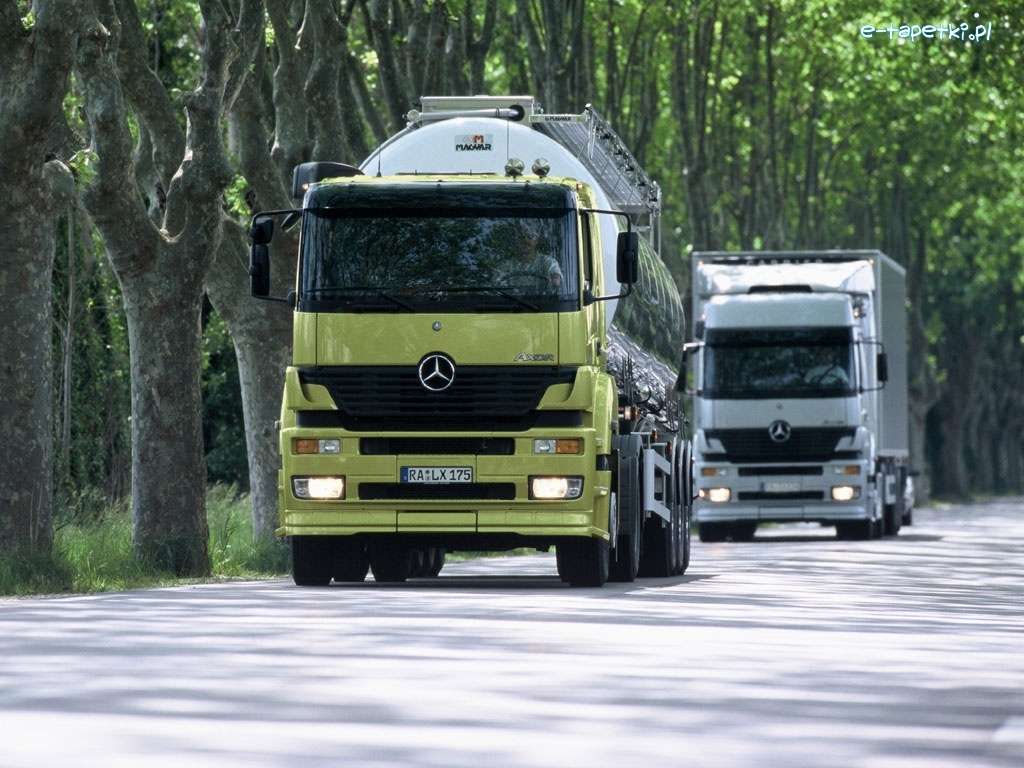 Dos tractores Mercedes rompecabezas en línea