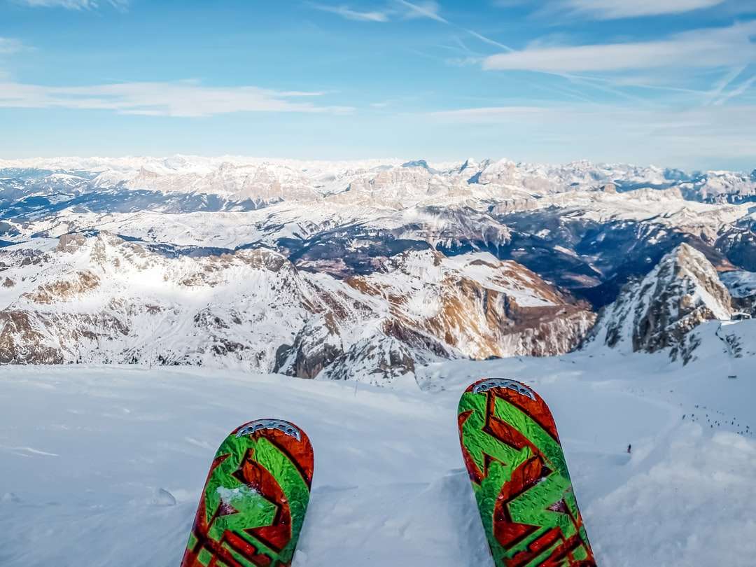 osoba v růžové a zelené sněhové boty online puzzle