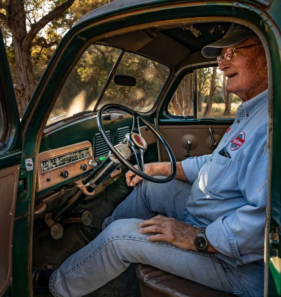 uomo in camicia blu button up guida auto durante il giorno puzzle online