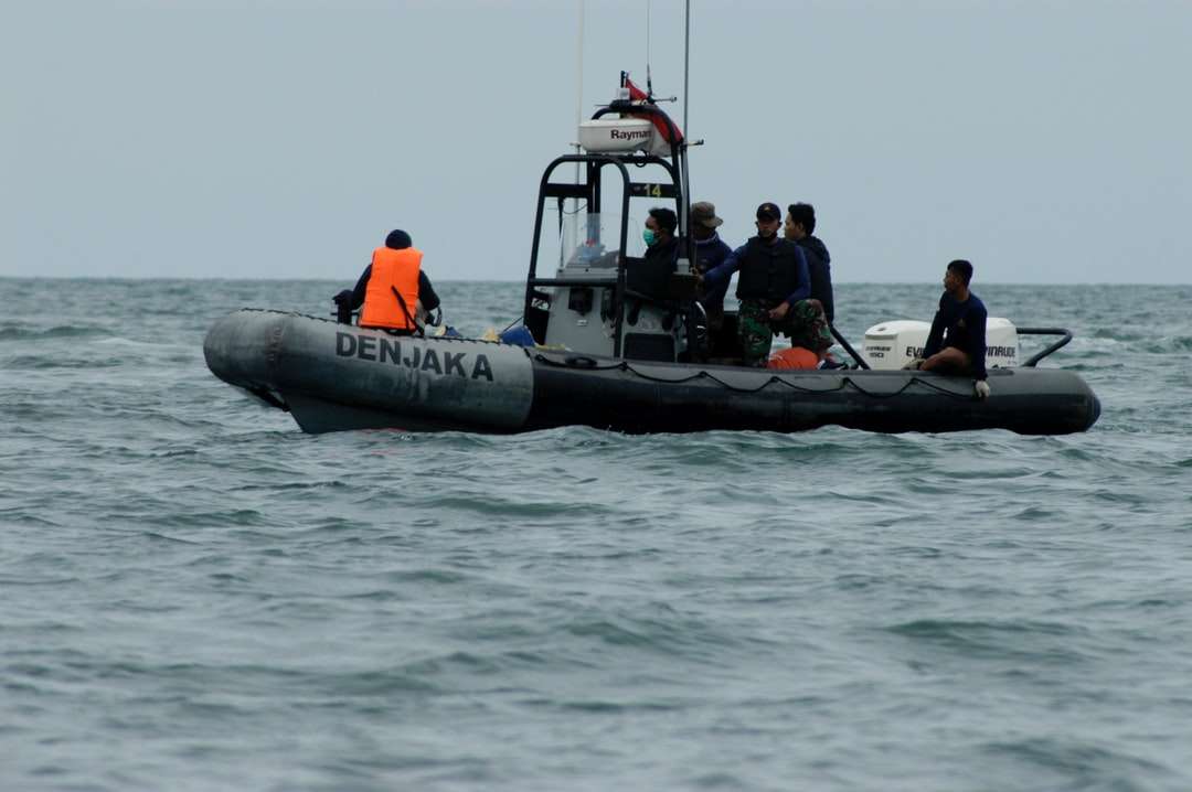 emberek fekete felfújható csónakon napközben kirakós online