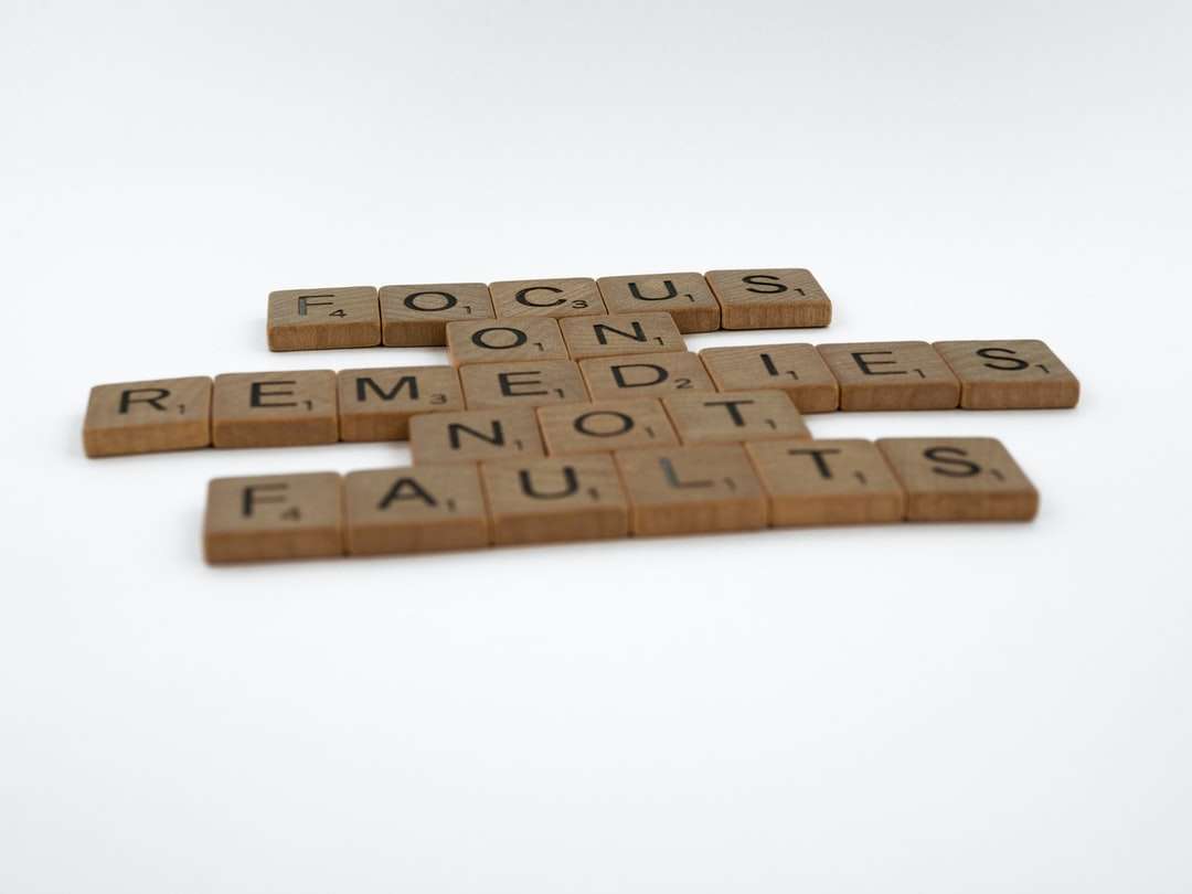 hnědé dřevěné kostky na bílém povrchu online puzzle