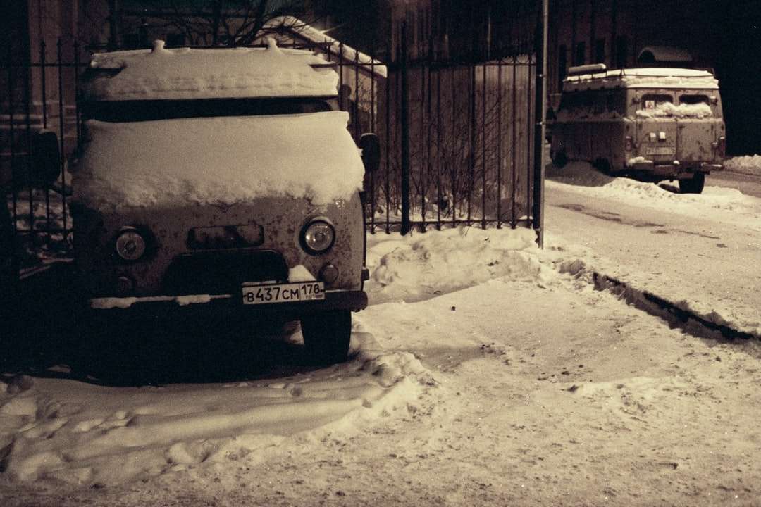 vit och gul skåpbil på snötäckt mark under dagtid pussel på nätet