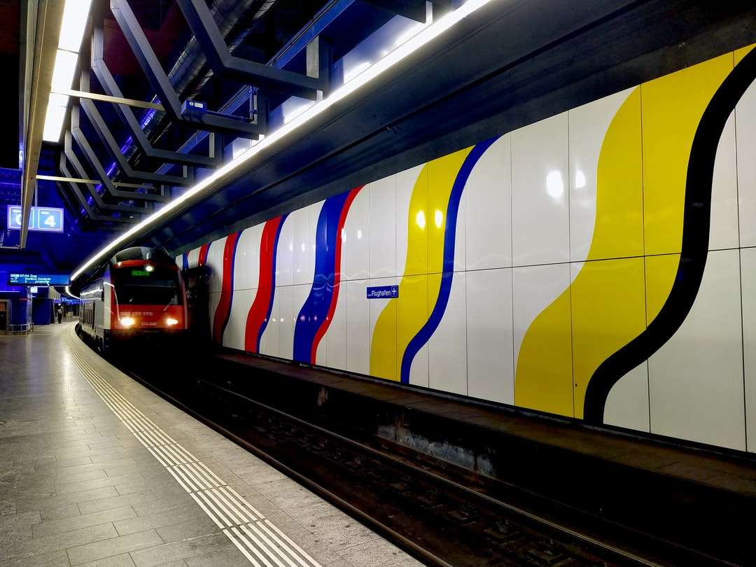 roter und schwarzer Zug am Bahnhof Online-Puzzle