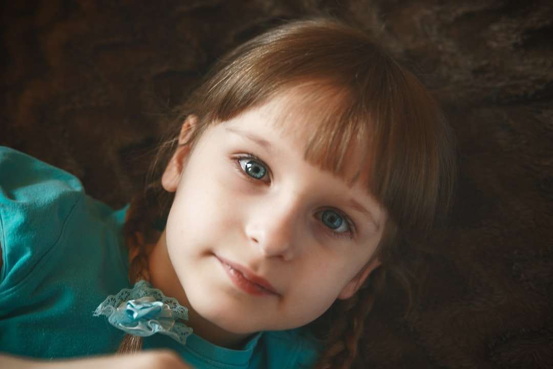 κορίτσι σε πράσινο πουκάμισο με μπλε μάτια online παζλ