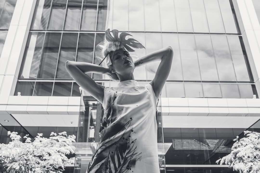gråskalefoto av kvinna i ärmlös klänning Pussel online