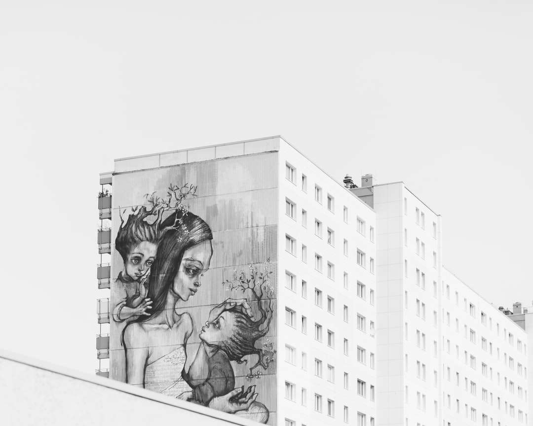 szürkeárnyalatos fotó festett épületről online puzzle