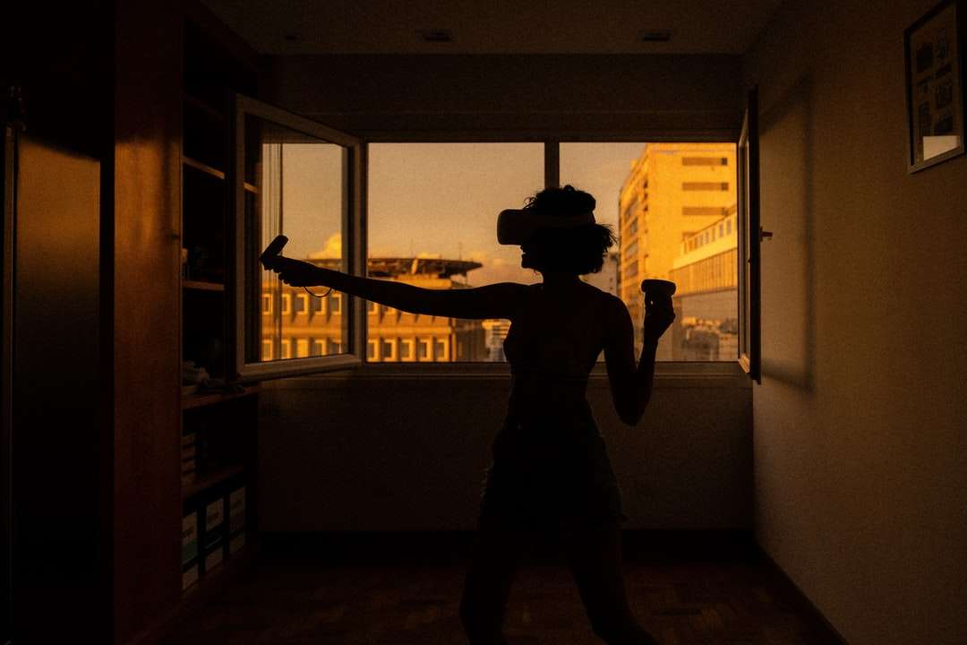 silhouet van de man die in de buurt van venster online puzzel