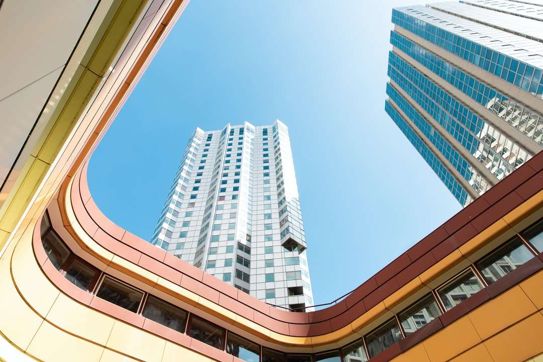 edificio in cemento marrone e bianco sotto il cielo blu puzzle online
